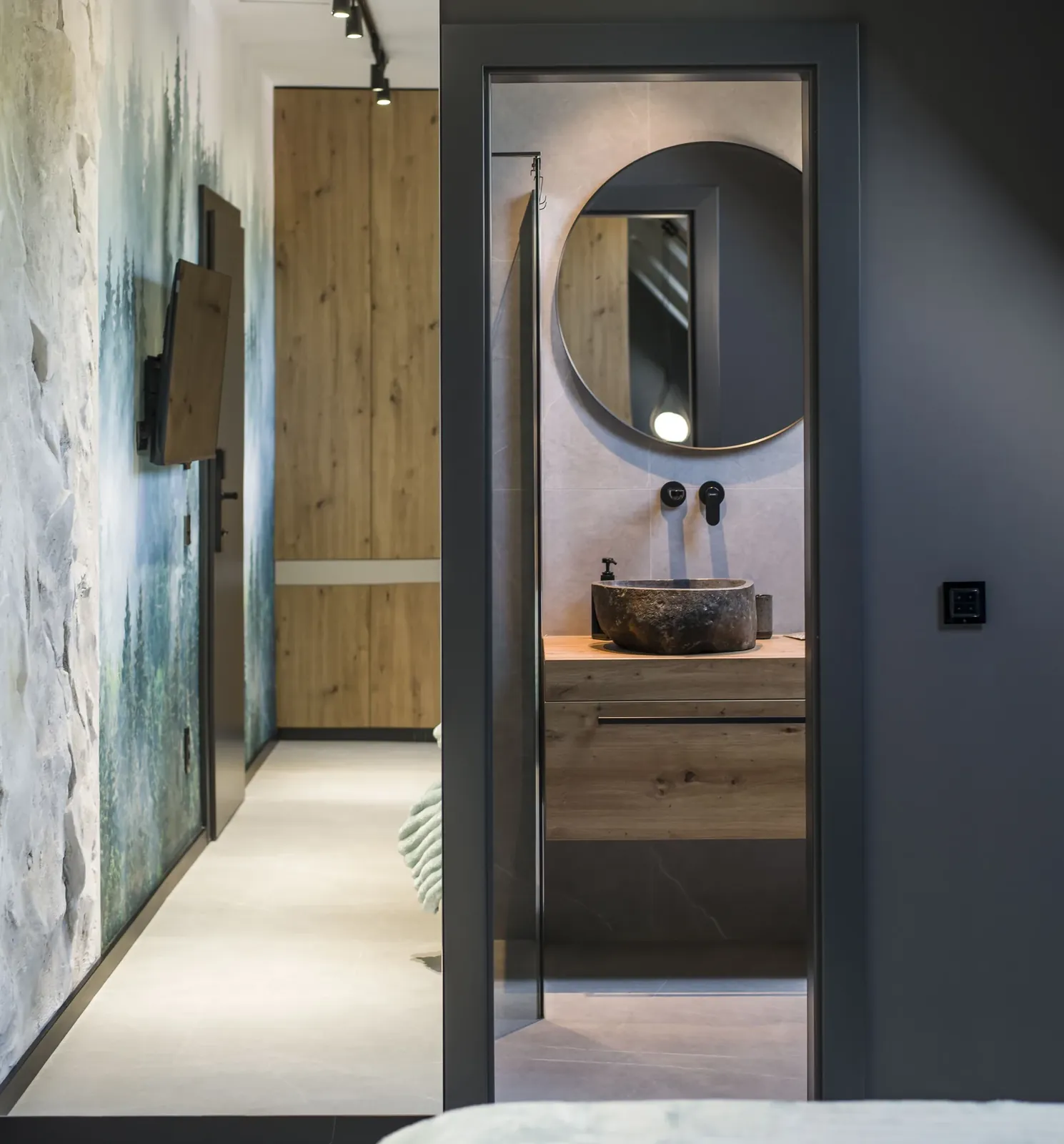 Bathroom with stone washbasin and round mirror, loft room, MAPAMONT Văliug