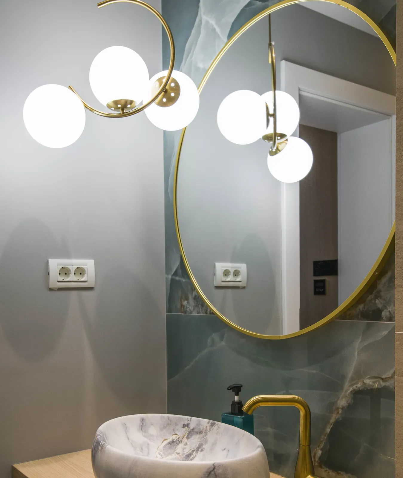 Modern bathroom with stone washbasin at the MAPAMONT guesthouse, Văliug