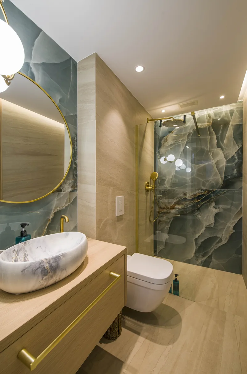 Bathroom with marble washbasin, golden taps and a shower with an onyx wall, Family Room MAPAMONT Văliug