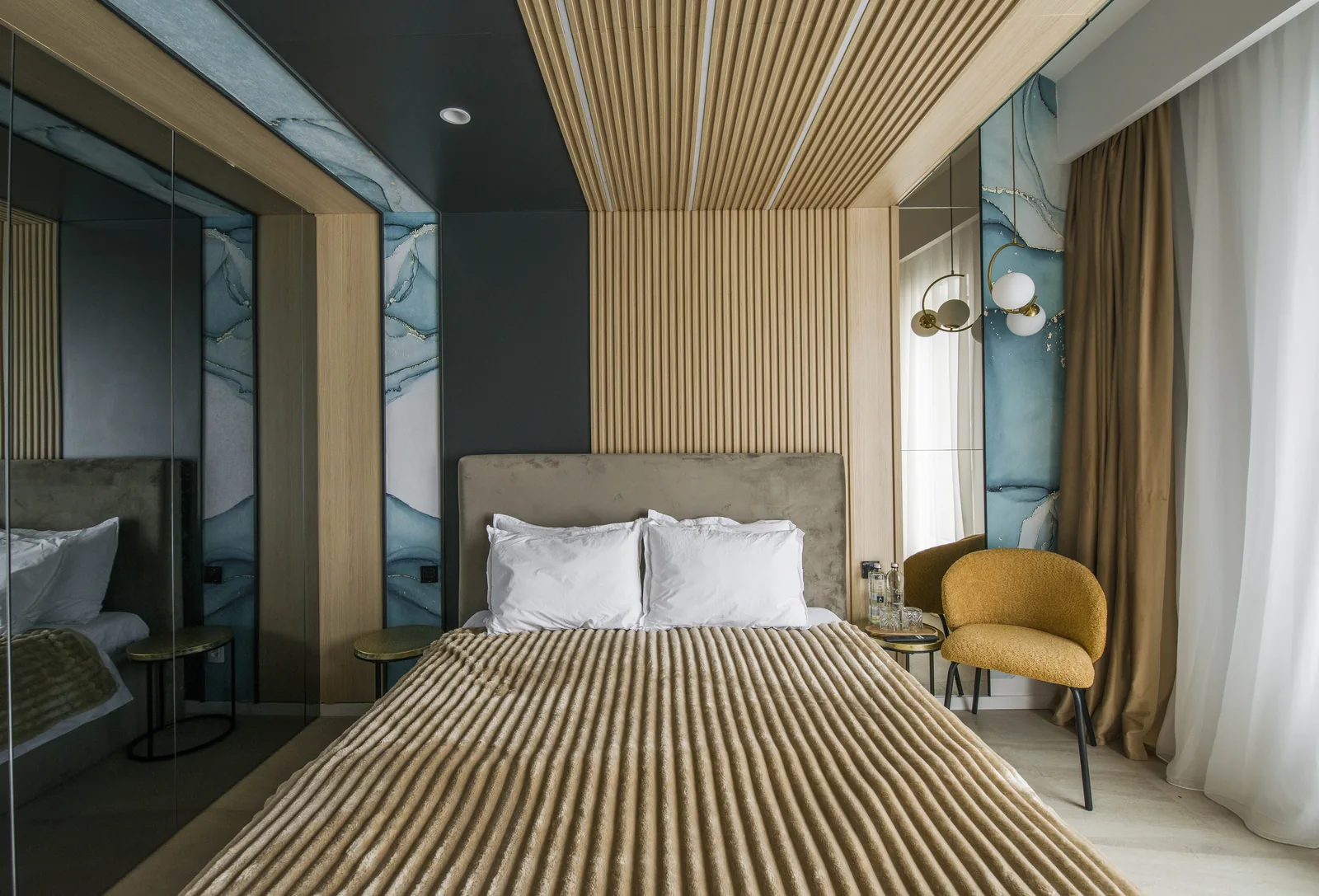 King-size bed with velvet headboard, wood paneling and a wall of blue-toned natural stone, Family Room MAPAMONT Văliug