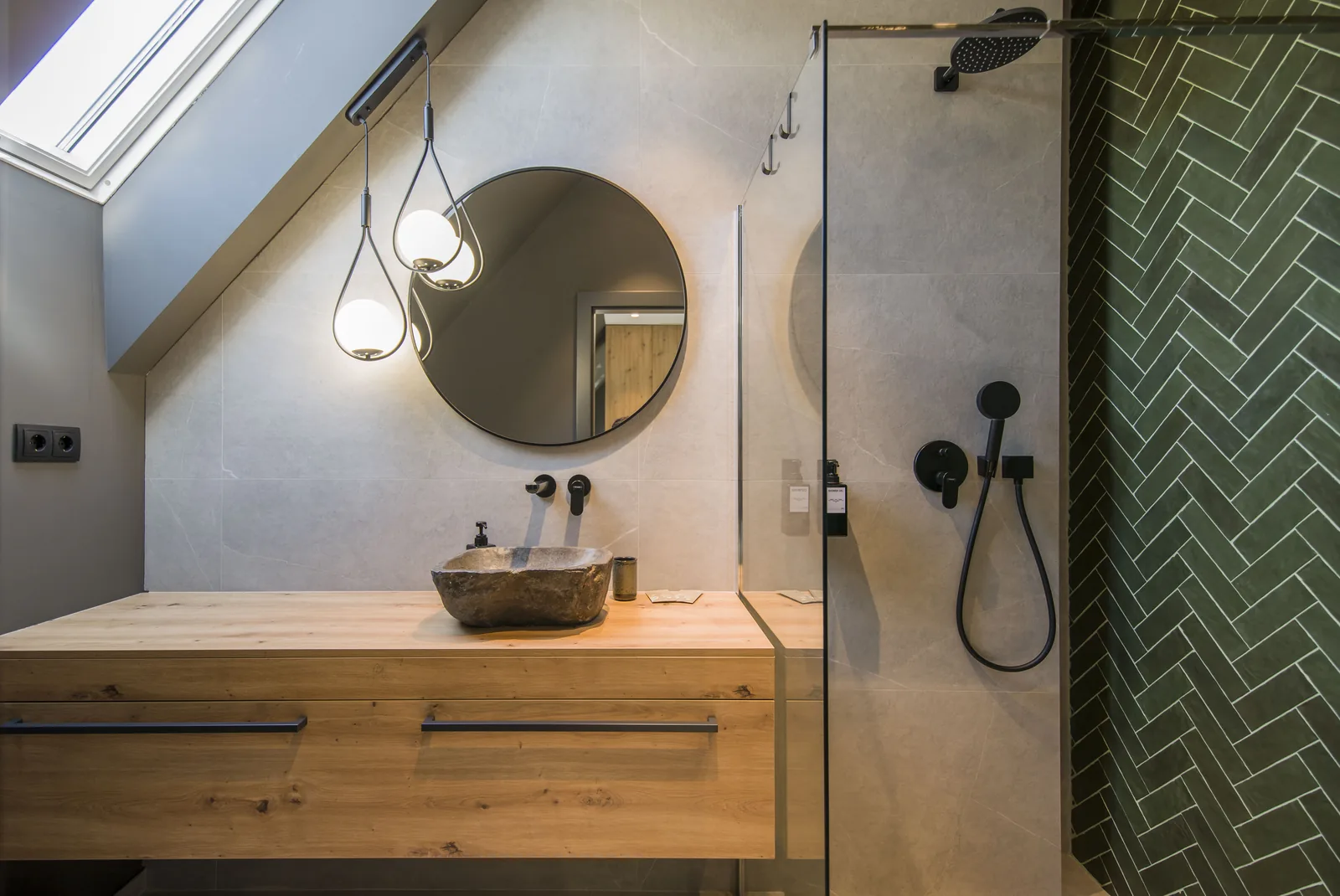 Attic bathroom with stone washbasin, round mirror and shower with emerald-green tiles, Standard Loft Room MAPAMONT Văliug