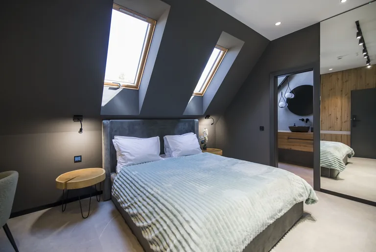 Camera Loft de la Pensiunea MAPAMONT, la mansardă, cu ferestre Velux, Văliug