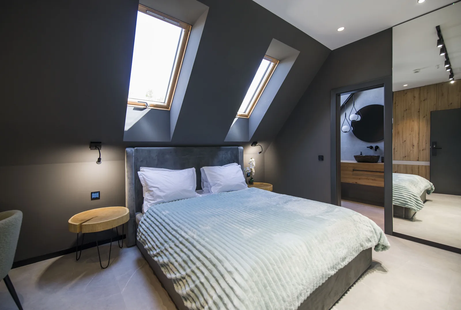 Standard Loft Room MAPAMONT — attic bedroom with Velux skylights above the bed, Văliug
