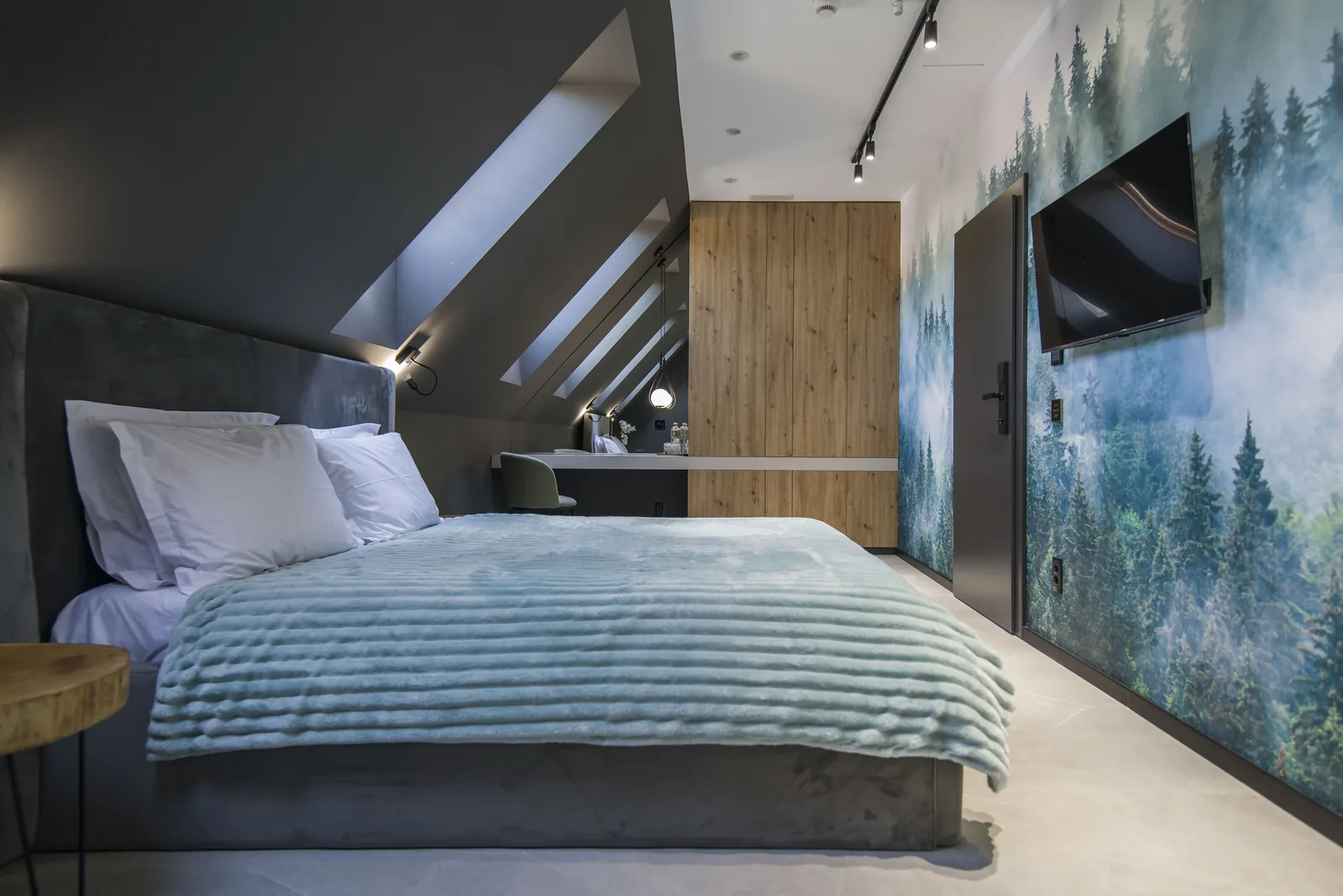 Attic bedroom with king-size bed, Velux skylights and pine-forest wallpaper, Standard Loft Room MAPAMONT Văliug