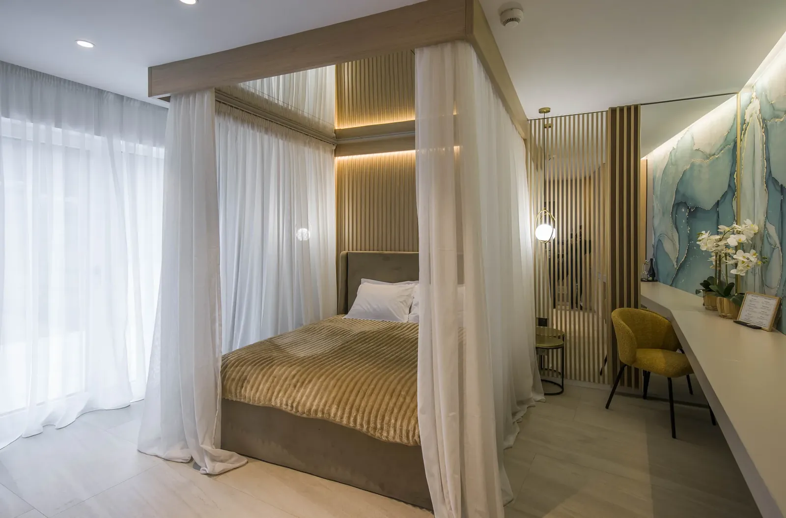 VIP Room with canopy bed and private terrace, MAPAMONT Văliug