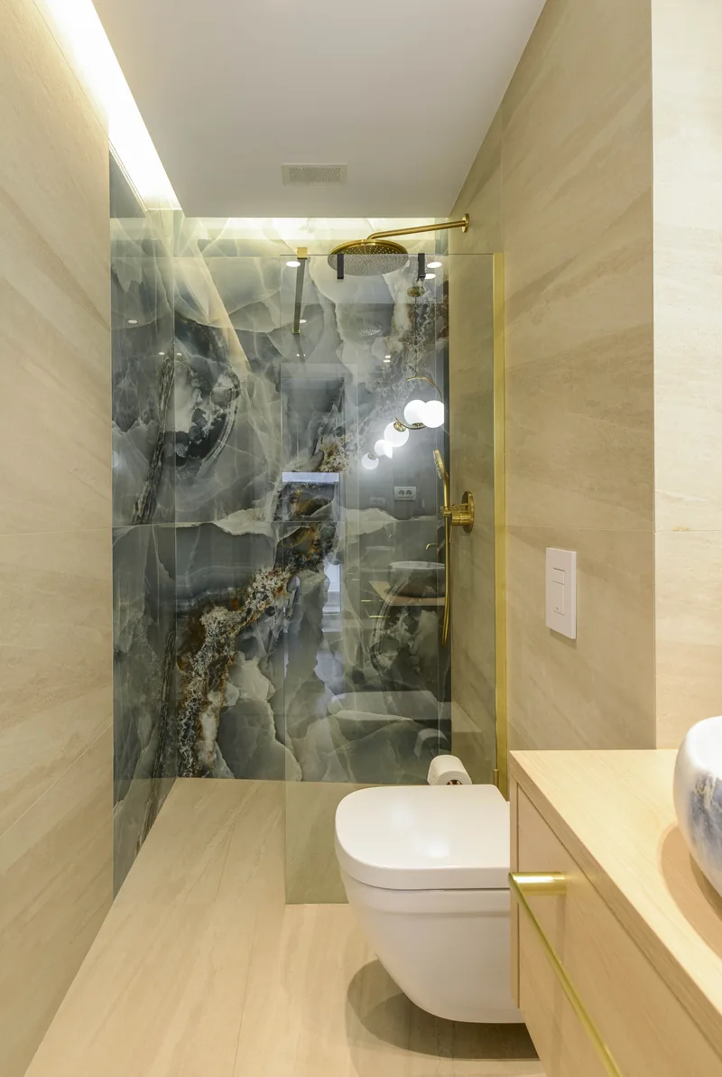 Duș walk-in cu perete spectaculos de onyx și baterie aurie tip ploaie, Camera Standard MAPAMONT Văliug