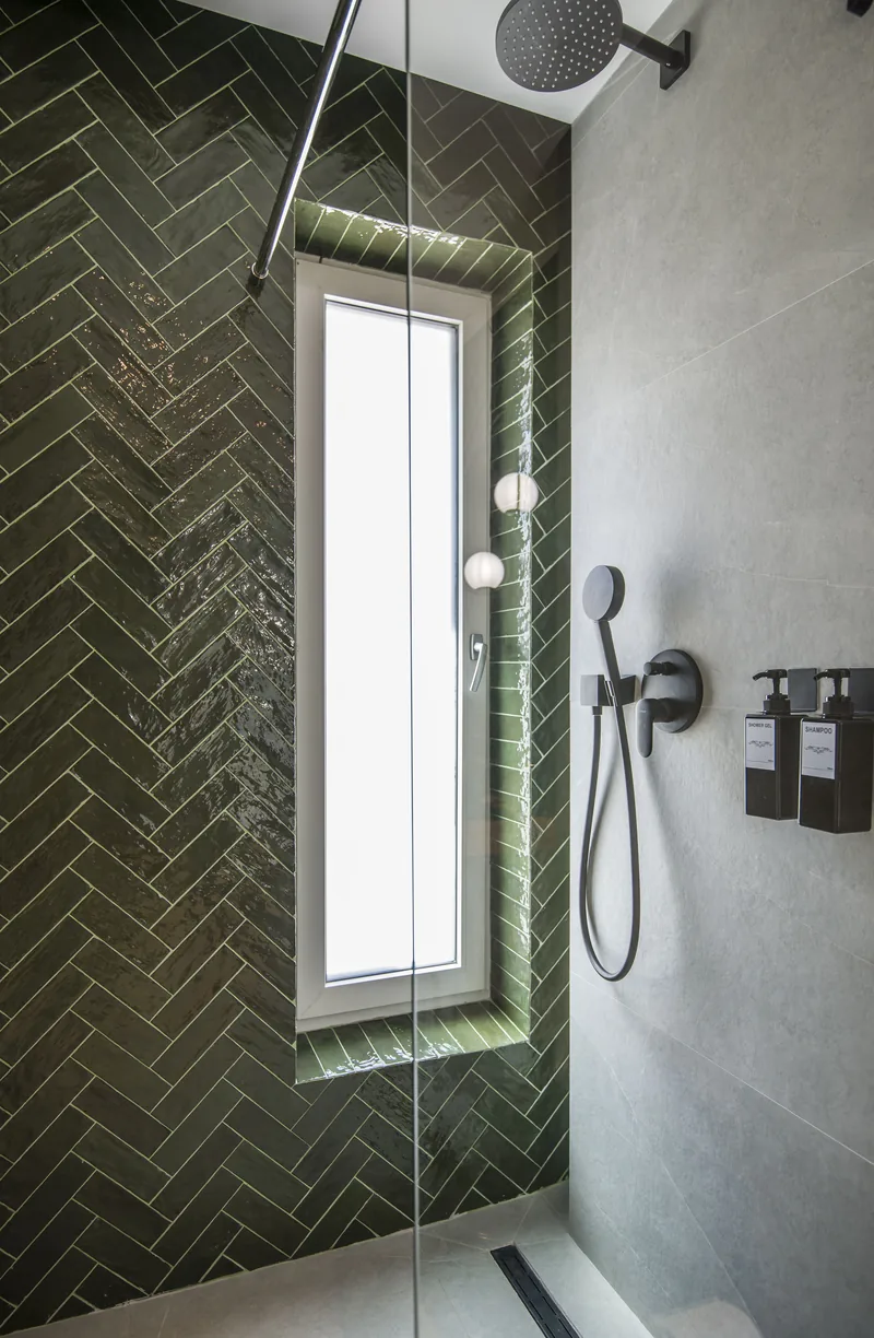 Duș walk-in cu faianță verde și baterie neagră tip ploaie, Camera Standard MAPAMONT Văliug