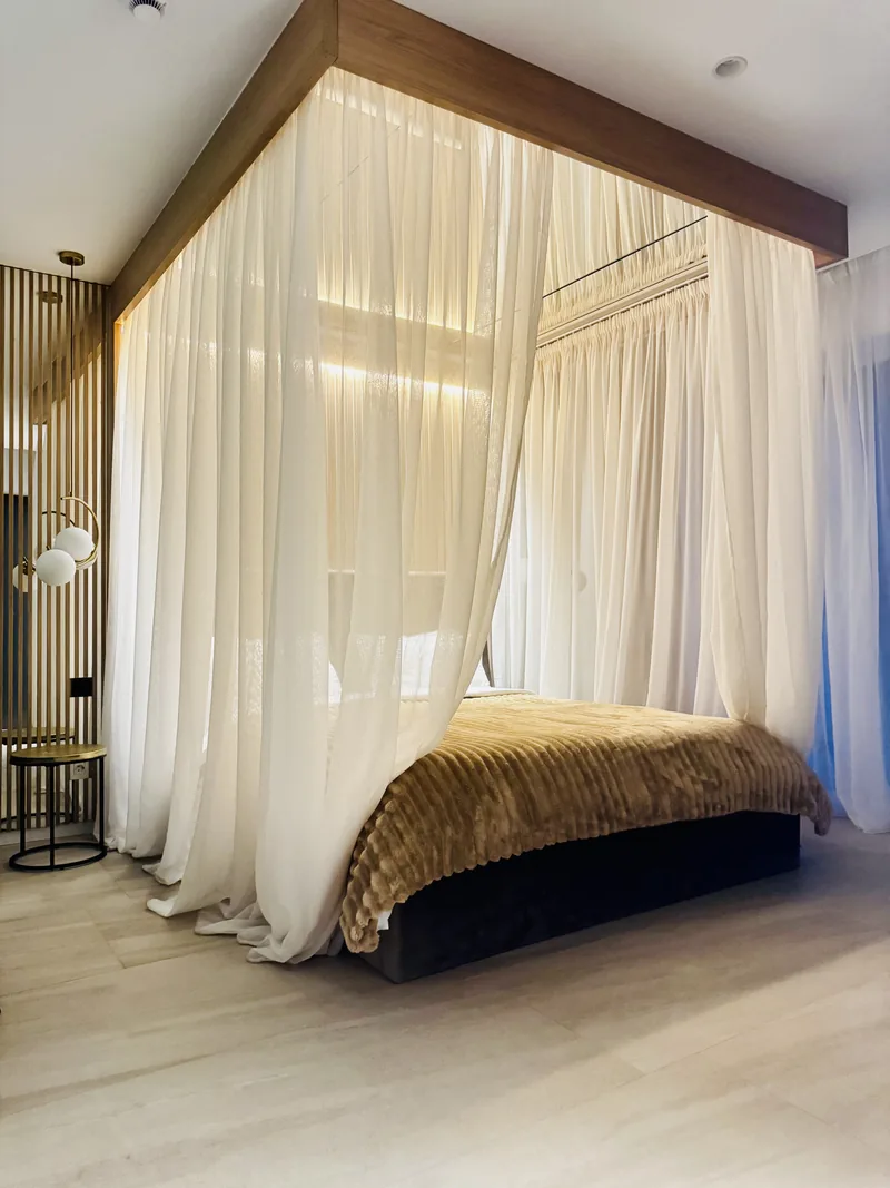 Canopy bed with fine voiles and warm lighting, VIP Room MAPAMONT Văliug