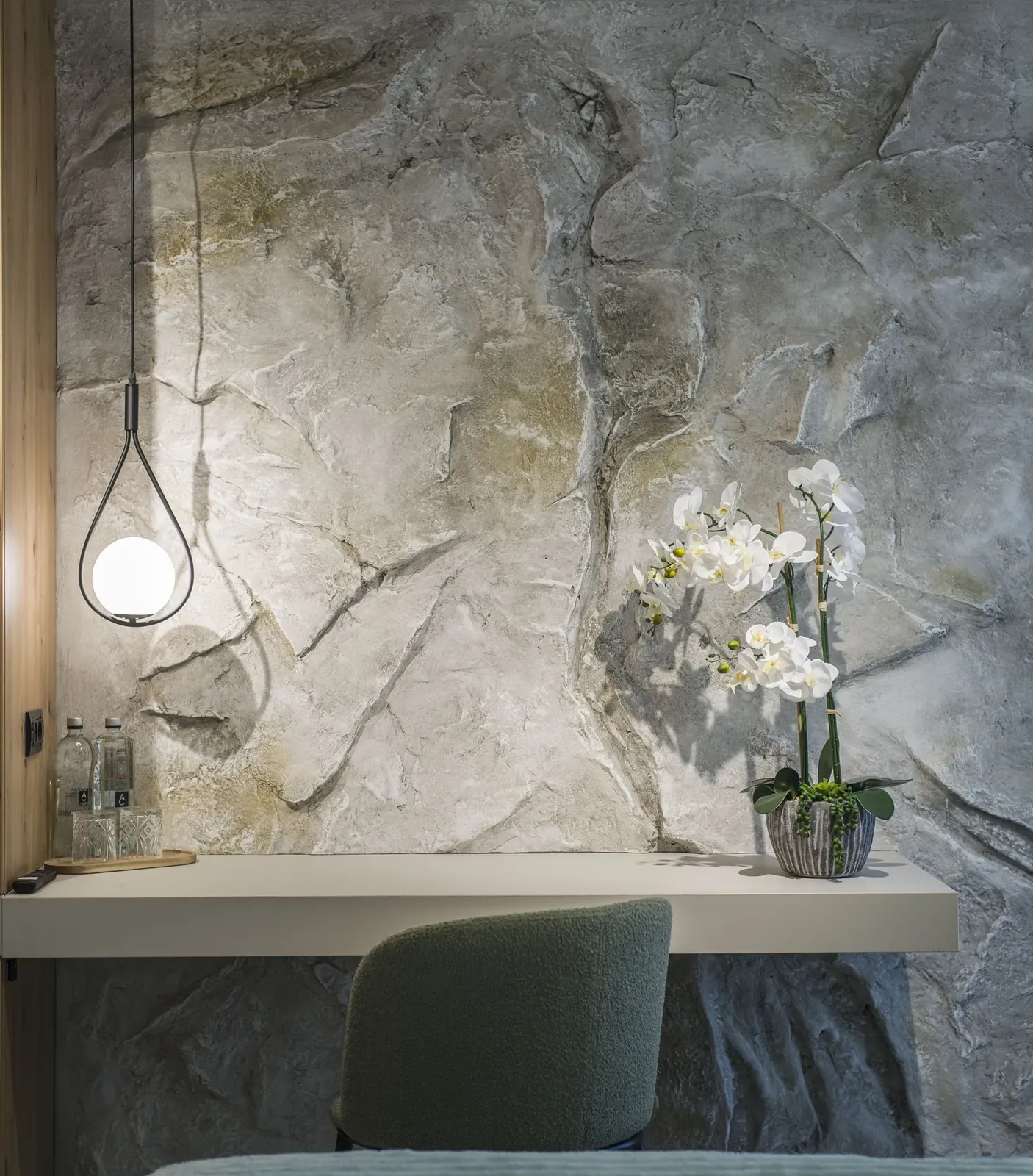 Desk with natural stone feature wall, room at MAPAMONT Văliug