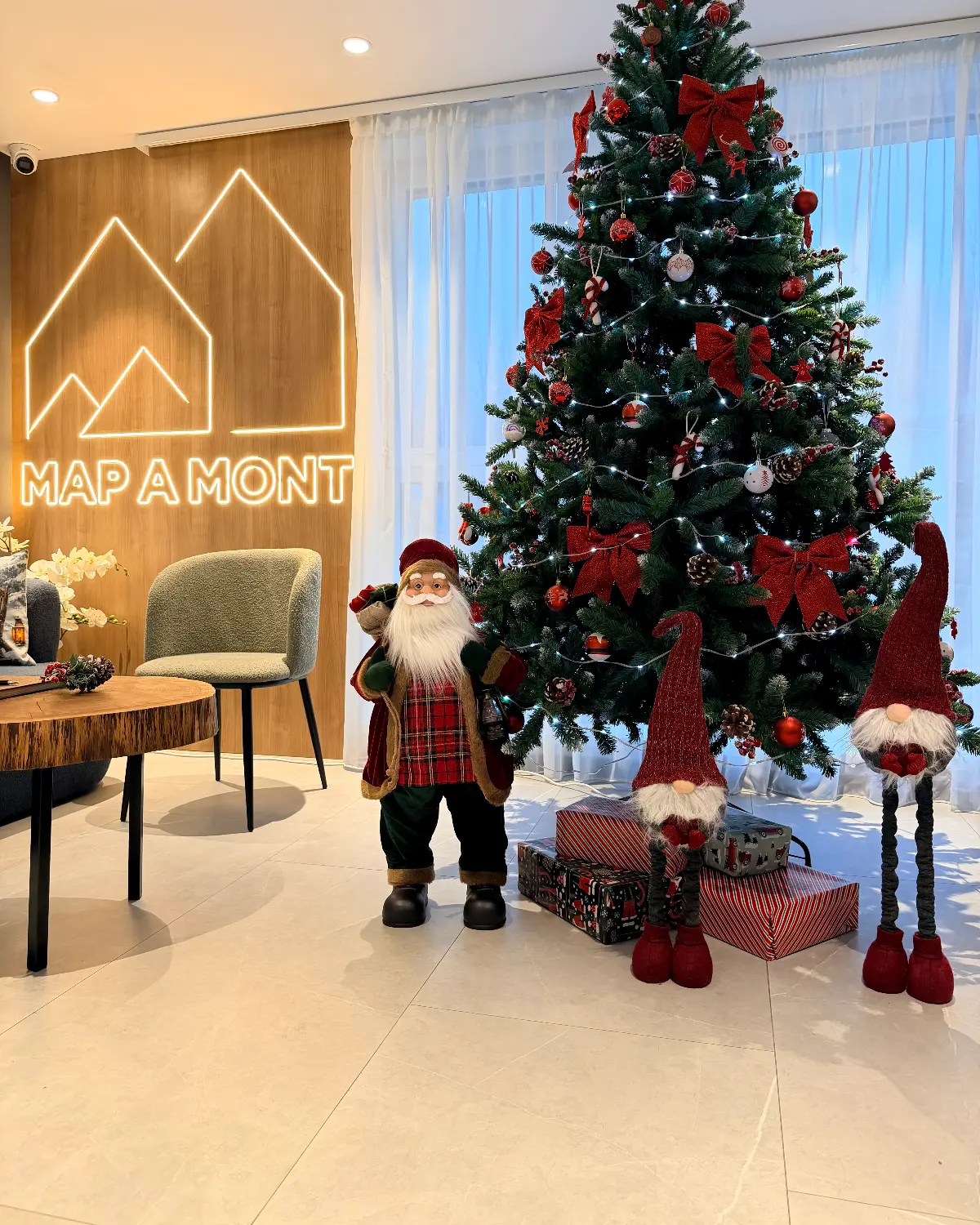 Bradul de Crăciun, Moș Crăciun și sigla luminoasă MAP A MONT în lounge-ul pensiunii din Văliug