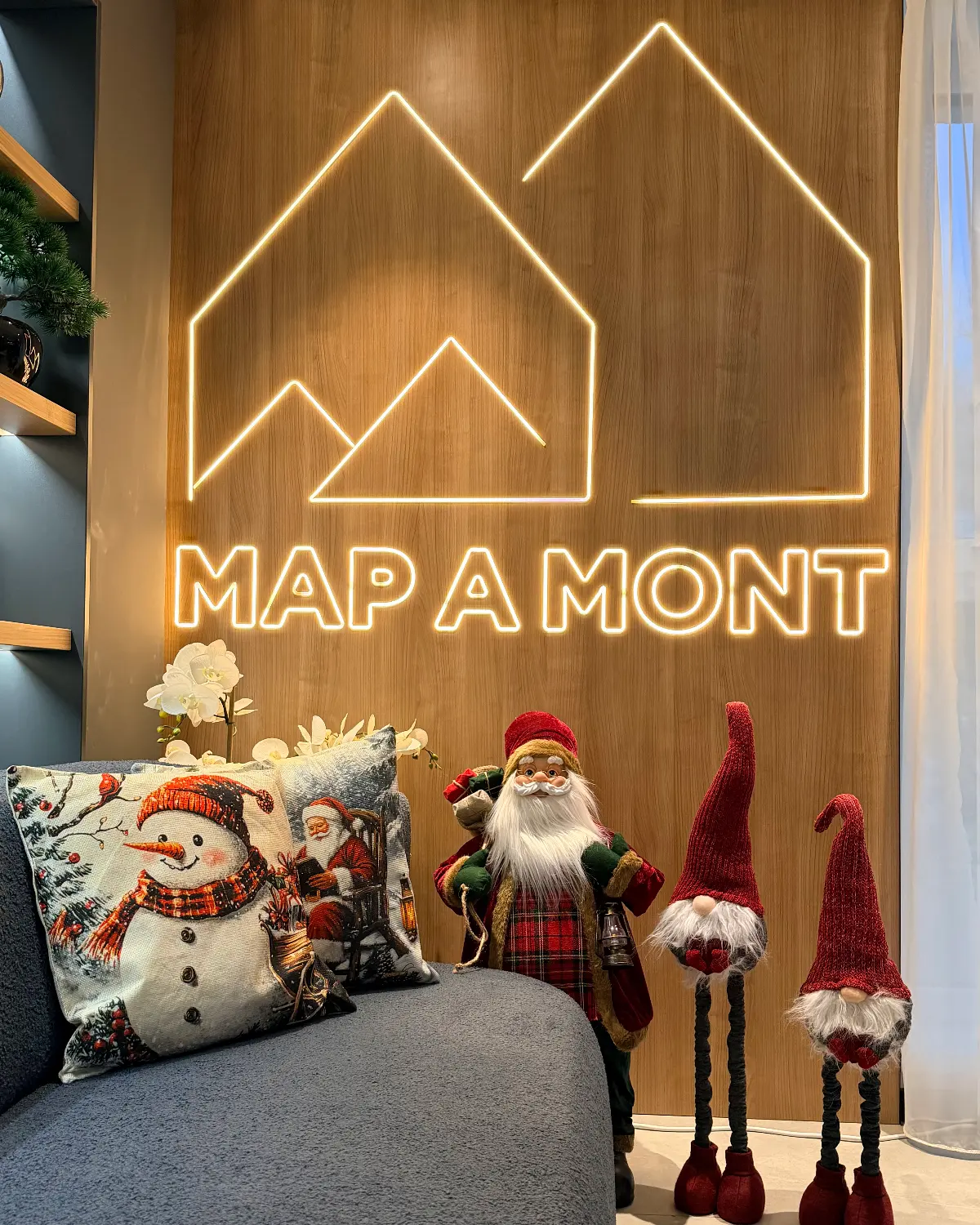 Moș Crăciun și spiriduși de Crăciun sub sigla luminoasă MAP A MONT, Pensiunea MAPAMONT Văliug