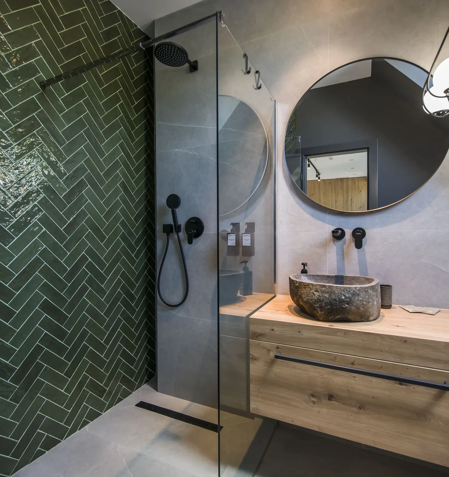 Walk-in shower with green finishes and round mirror, loft room MAPAMONT Văliug