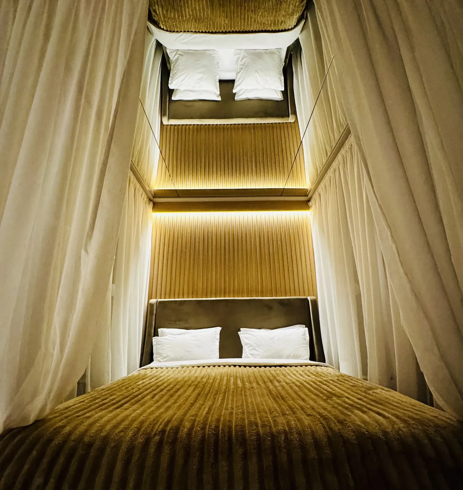 Canopy bed, mirrored ceiling and ambient lighting, VIP room MAPAMONT Văliug