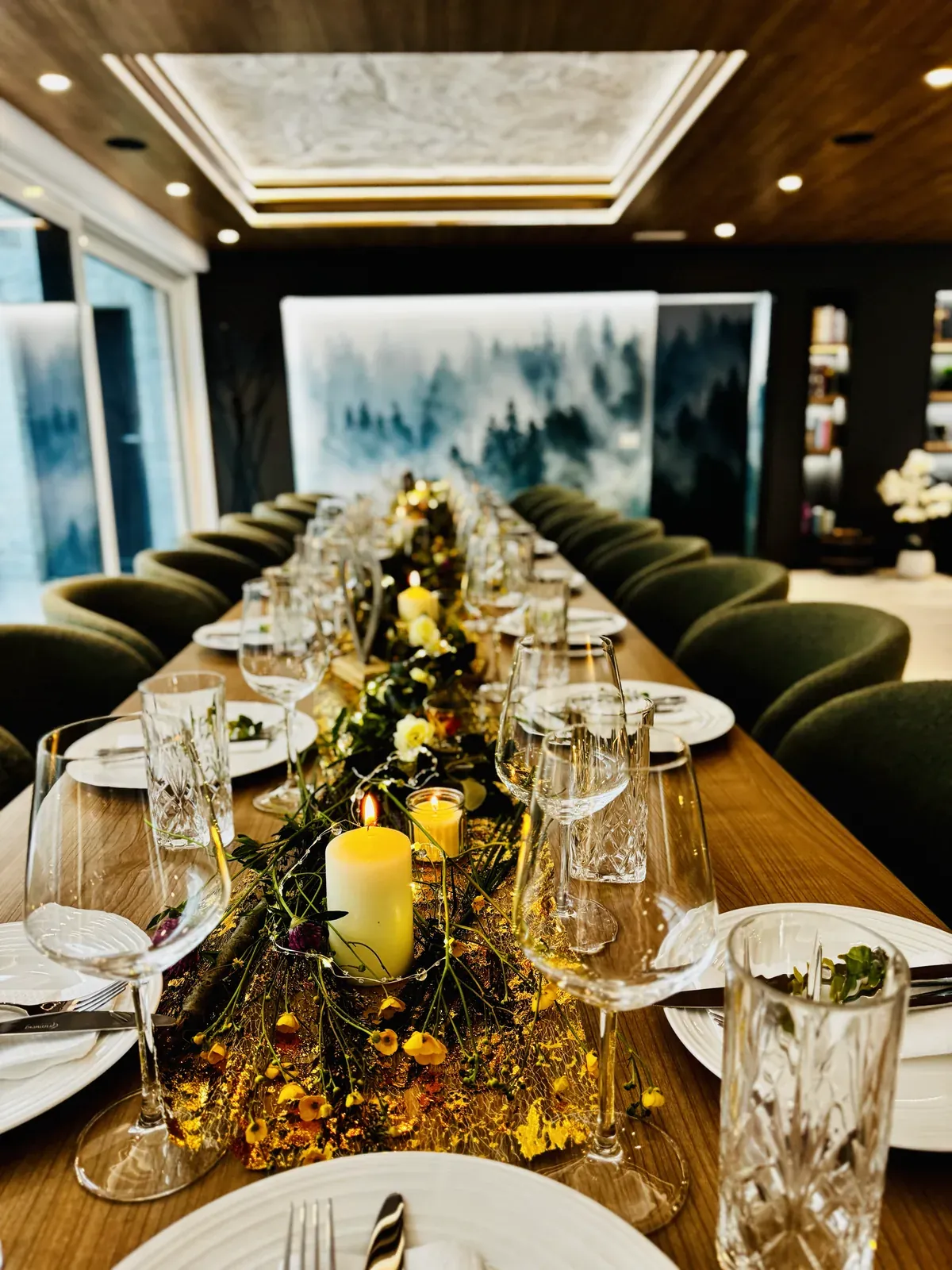 Banchet festiv seara, cu lumânări și verdeață, la restaurantul MAPAMONT din Văliug