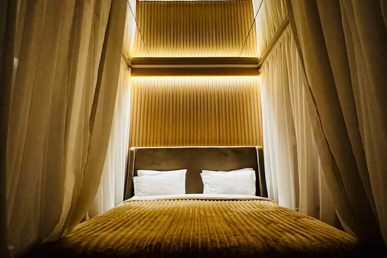 VIP room with canopy bed and ambient lighting at the MAPAMONT guesthouse, Văliug