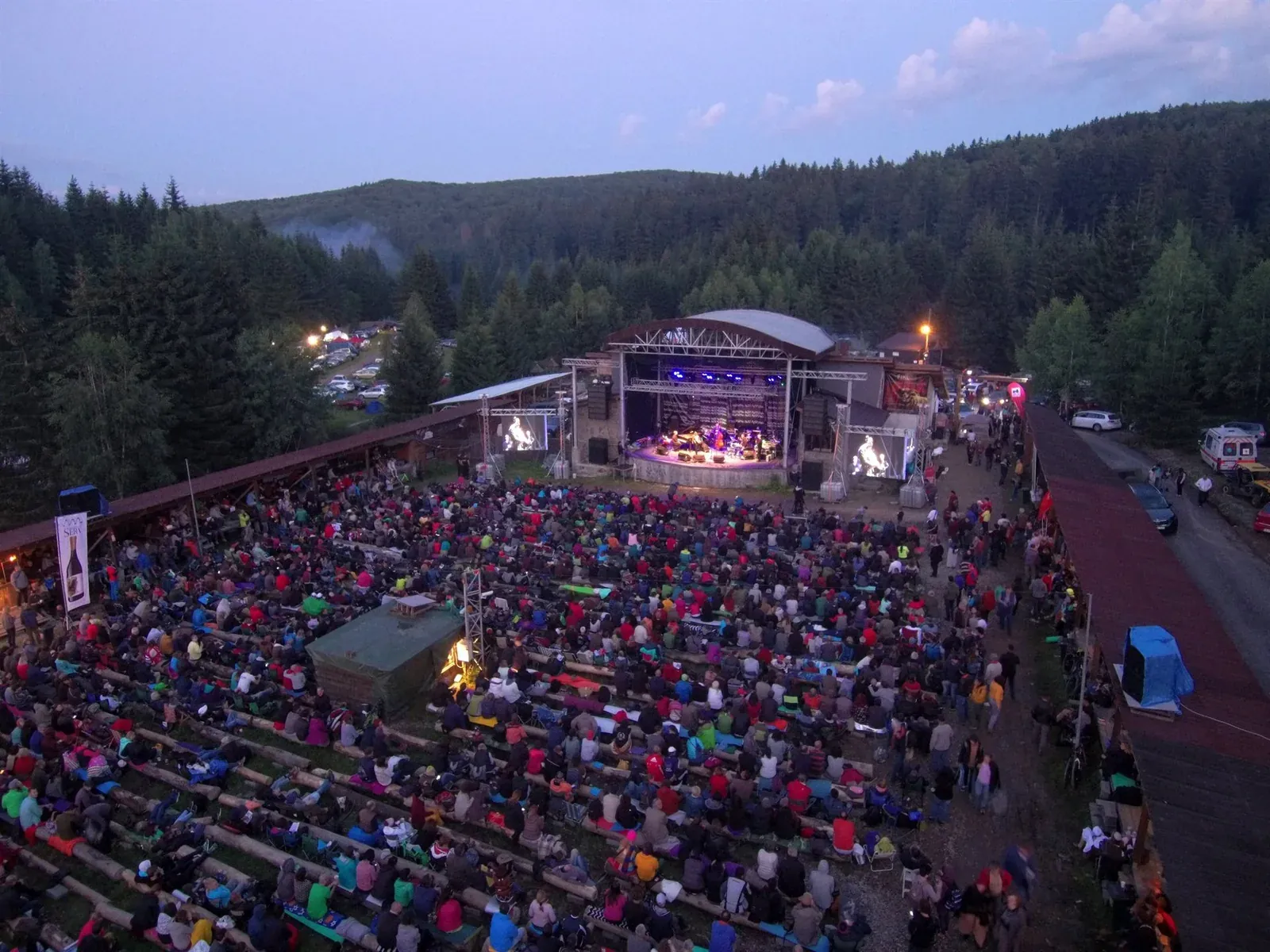 The Gărâna International Jazz Festival, the Poiana Lupului stage and the audience on log benches