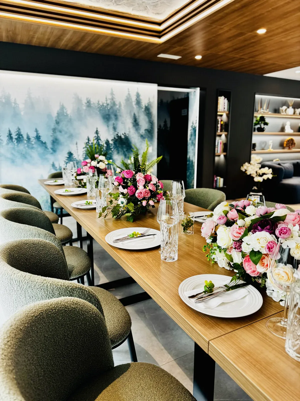 Masă festivă cu decor floral roz pentru o nuntă intimă sau aniversare, MAPAMONT Văliug