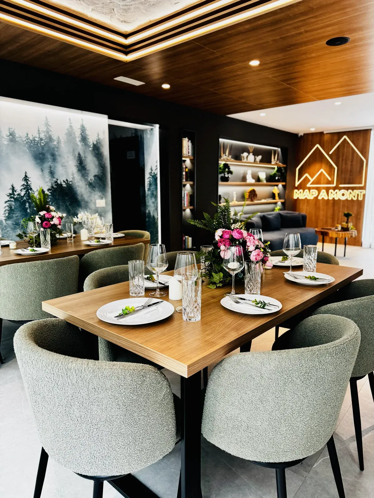 Masă festivă cu trandafiri roz în restaurantul MAPAMONT din Văliug
