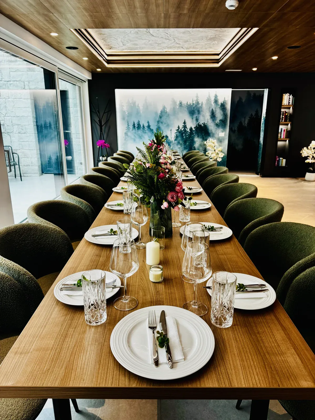 Masă lungă de banchet aranjată pentru un eveniment corporate la restaurantul MAPAMONT din Văliug